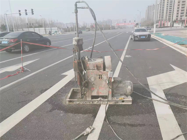 桑珠孜公路路面下沉沉降开裂注浆加固施工